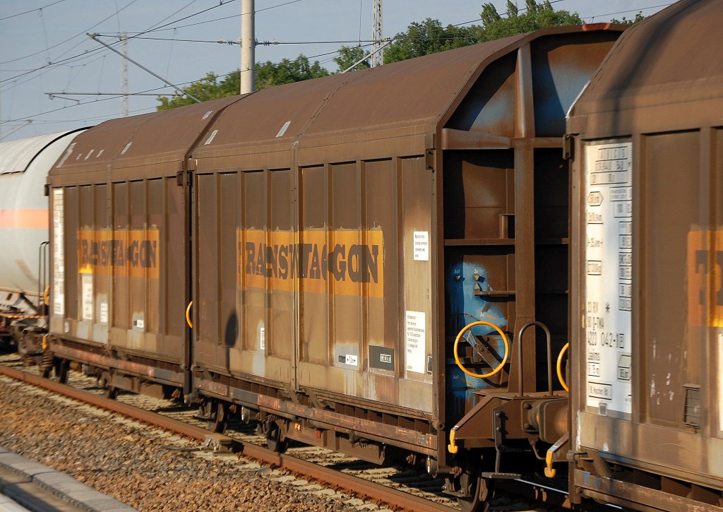 Schiebewandwageneinheit vom Wageneinsteller Transwaggon vom Typ Laais, eingestellt mir der Nr. 23 RIV 4223 ???-? Beheimatung Bf. Maschen-Rbf., 21.07.10 Berlin-Blankenburg. 