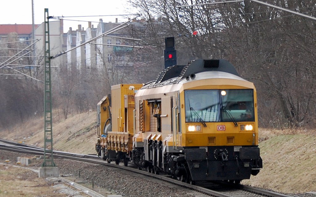 Schienenfr�szug vom Hersteller Linsinger aus �sterreich der DB Netz Instandhaltung mit BAMOWAG 54.22 hintendran am 18.03.12 Durchfahrt Bhf. Berlin-Gesundbrunnen.