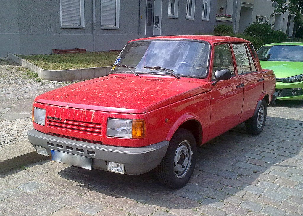 Sch�n gepflegter Wartburg 1.3 in Rot, 14.05.11 Berlin-Pankow.