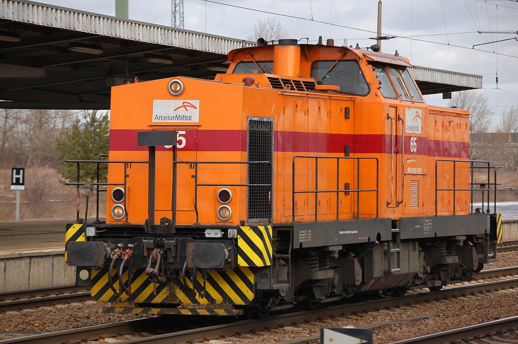 Sch�nefeld ist mit Geduld immer noch f�r �berraschungen gut, diesmal die EKO-Trans/Arcelor Mittal V100.4 Lok 65 (98 80 3293 065-9 D-EKO, LEW Bj.1983) am 15.02.12 Bhf. Flughafen Berlin-Schh�nefeld.