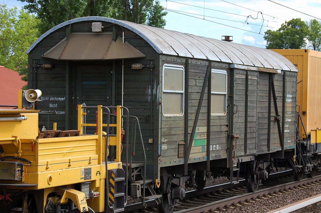 Sch�ner alter Bahnwagen (Werkstattwagen) mit der Nr. 60 80 1122 016-2 Bf. K�nigsborn der DB Bahnbau Gruppe, 11.06.13 Berlin-Karow.