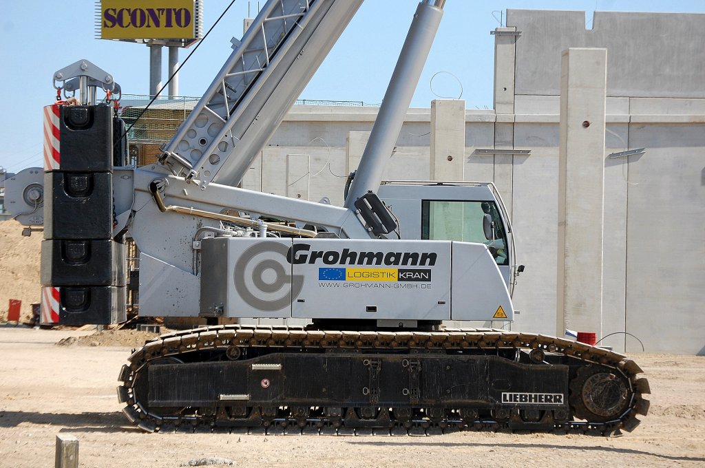 Schon interessant diese Art von Kran, Raupenkran mit Teleskopausleger mit Balstgewichten hinten dran, wahrscheilich der LIEBHERR Typ LTR 1100 der Fa. Grohmann am 16.08.09 Berlin-Lichtenberg.