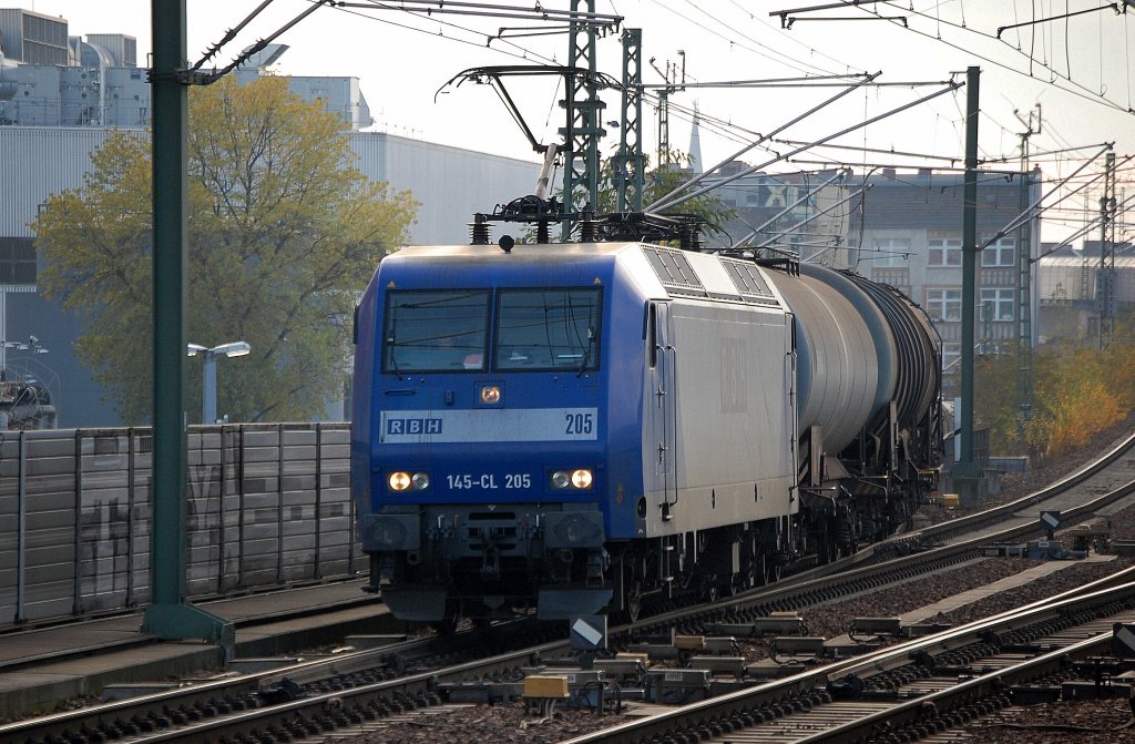 Schon l�ngere Zeit in Berlin nicht mehr gesichtet, RBH 205/145-CL 205 (91 80 6145 101-2 D-RBH) mit Kesselwagenzug, 10.11.10 Berlin-Wedding.