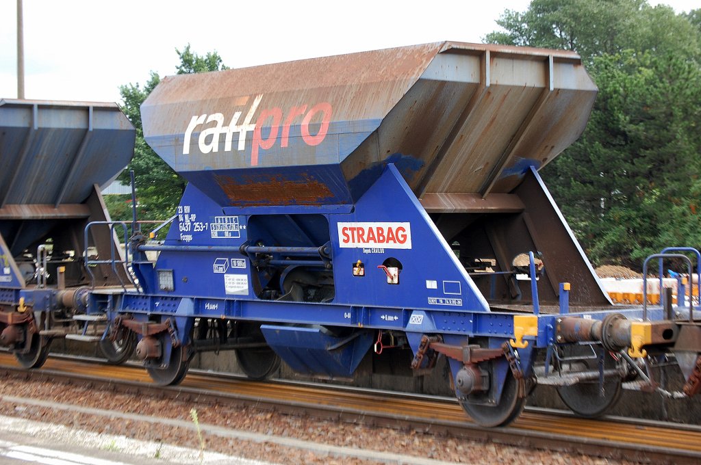 Schon seit l�ngerer Zeit im Einsatz im Gleisbau rund um Berlin und in Brandenburg, die sch�nen blauen Sch�ttgutwagen mit zwei Rads�tzen aus den Niederlanden der Fa. railpro vom Typ Fccpps. Sie sind dauerhaft an die Baufirma STRABAG verliehen und werden beim Gleisbau eingesetzt, im Bild der Wagen mit der Nr. 23 RIV 84 NL-RP 6437 253-7 Fccpps, 18.08.10 Bhf. Flughafen Berlin-Sch�nefeld.
