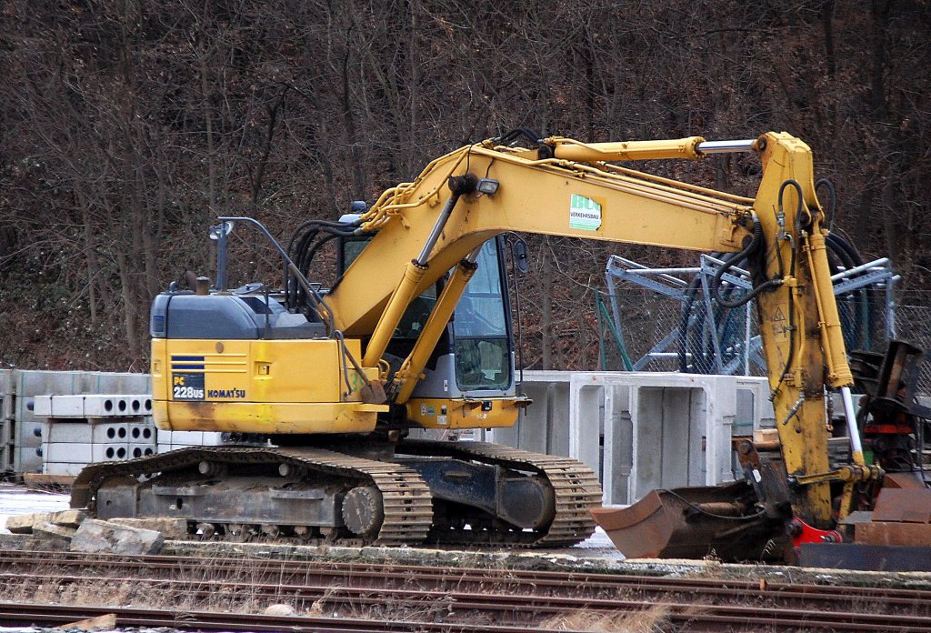 Schon seit Monaten dort im Einsatz, ein KOMATSU PC 228 US Raupenbagger der Fa. BUG Verkehrsbau GmbH, ein Baggertyp den man nicht h�ufig zu Gesicht bekommt, 15.02.12 gegen�ber dem S-Bhf Frankfurter Allee in Berlin.