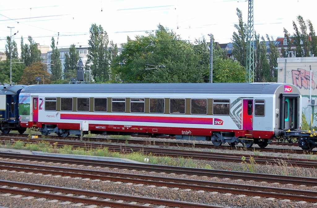 Schon vor zwei Jahren �berzeugte die franz�sische Staatsbahn SNCF mit super modernen und �berzeugend ausgestatteten Personenwagen, wie sch�n Bahnfahren wirklich sein kann, auch diesmal ist sie wieder auf der Innotrans mit diesem 2.Klasse Personenwagen dabei. Seit den vergangenen Tagen des InterRegio der DB sind die heutigen in DB IC-Z�gen zur Verf�gung gestellt Wagen veraltet und in der Ausstattung Quantenspr�nge von Frankreich entfernt, ob sich das noch mal irgendwann wieder �ndert? 17.09.10 �berf�hrung ab Berlin-Beusselstr.