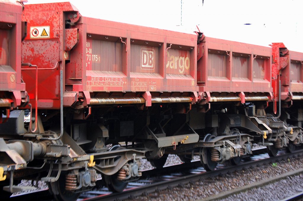 Sch�ttgutkippwagen der DB vom Typ Fans 128 eingestellt mit der Nr. 31 RIV 80 D-DB 6770 175-1 Fans 128, Ganzzug am 02.09.10 Bhf. Flughafen Berlin-Sch�nefeld.