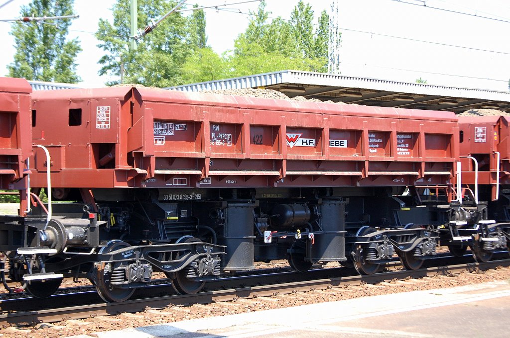 Sch�ttgutkippwagen mit pneumatischer Bet�tigung und vier Rads�tzen vom Typ Fas, eingestellt in Polen mit der Nr. 33 RIV 51 PL-PKPC 673 8 195-3, im Moment an die Gleisbaufirma H.F. Wiebe GmbH u. Co.KG verliehen, Ganzzugverband am 05.06.10 Bhf. Flughafen Berlin-Sch�nefeld.