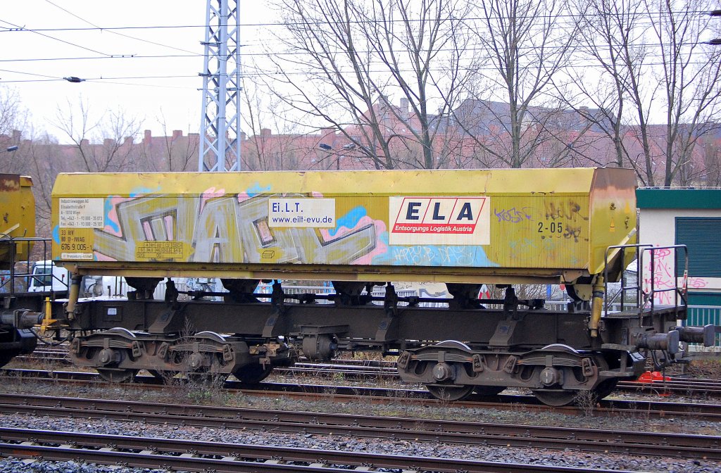 Sch�ttgutkippwagen vom �sterreichischen Wageneinsteller Industriewaggon AG aus Wien eingestellt in Deutschland mit der Nr. 33 RIV 80 D-IWAG 676 9 005-1 Fans Bf. Brandenburg-Altstadt mit dem Logo der Fa. Ei.L.T. u.a. , 28.12.09 Gbf. Berlin-Greifswalder Str.
