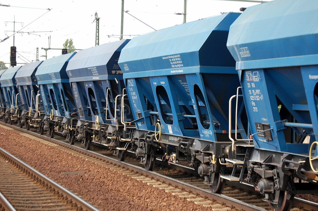 Sch�ttgutwagen der polnischen PKP CARGO vom Typ Fls 2151, 19.05.11 Bhf. Flughafen Berlin-Sch�nefeld.