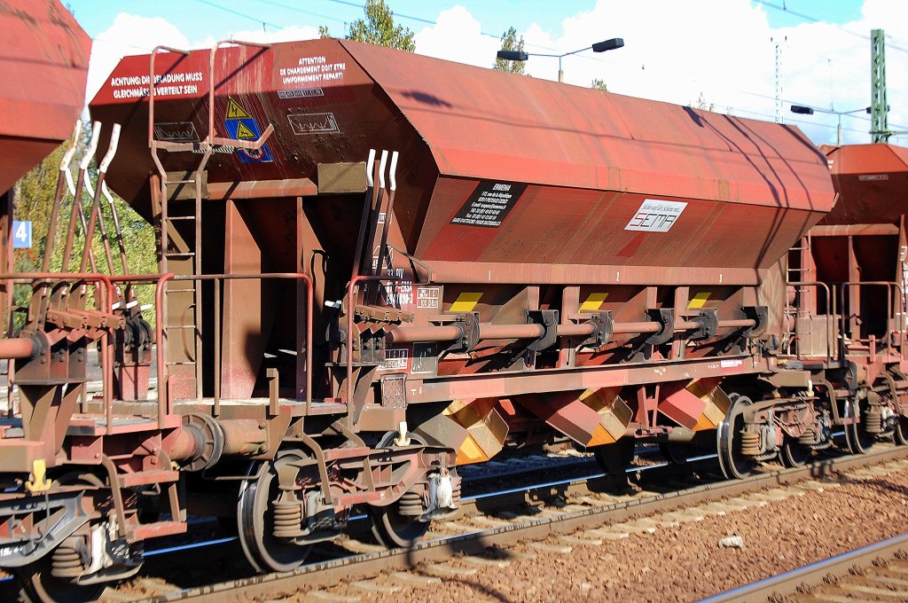 Sch�ttgutwagen vom Wageneinsteller ERMEWA in Frankreich eingeestellt mit der Nr. 33 RIV 87 F-ERSA 6941 898-3 Facs in einem Ganzzug gleichartiger Wagen, 13.10.11 Bhf. Flughafen Berlin-Sch�nefeld.
