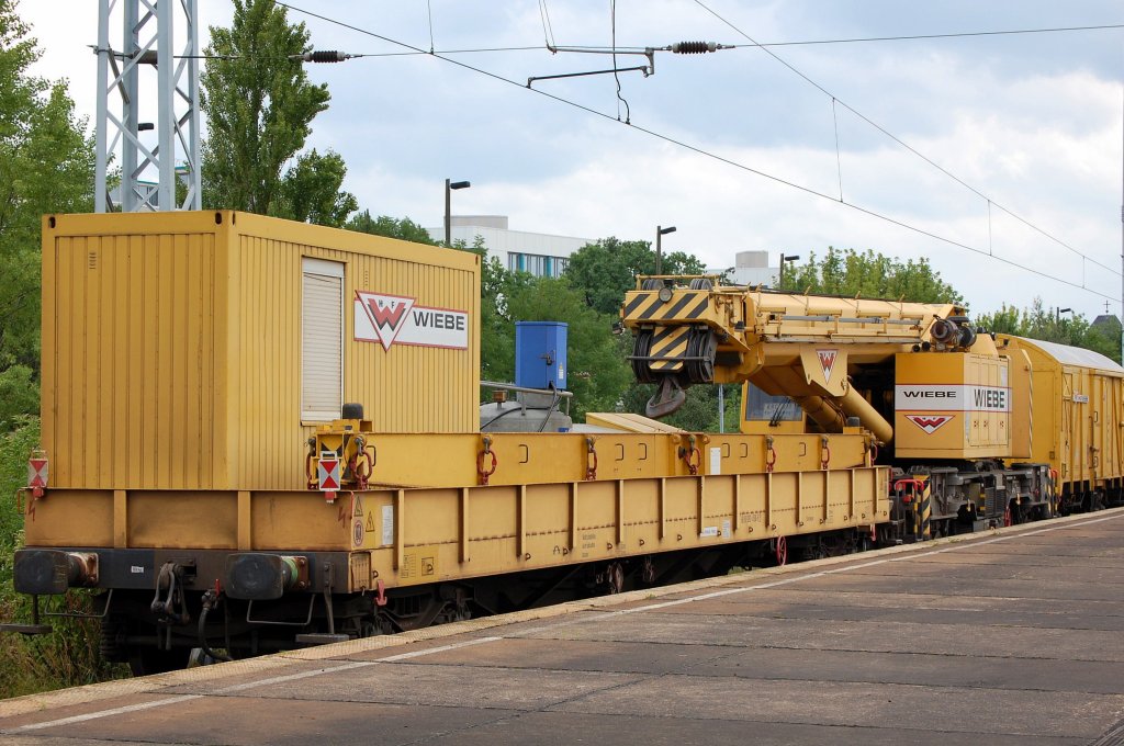 Schutzwagen mit der Nr. 60 80 092 4 508-5(P) Bf. Nienburg/Weser des Gleisbauschienenkrans KRC 810 T der H. F. Wiebe GmbH am 19.07.08 Bhf. Flughafen Berlin-Sch�nefeld.