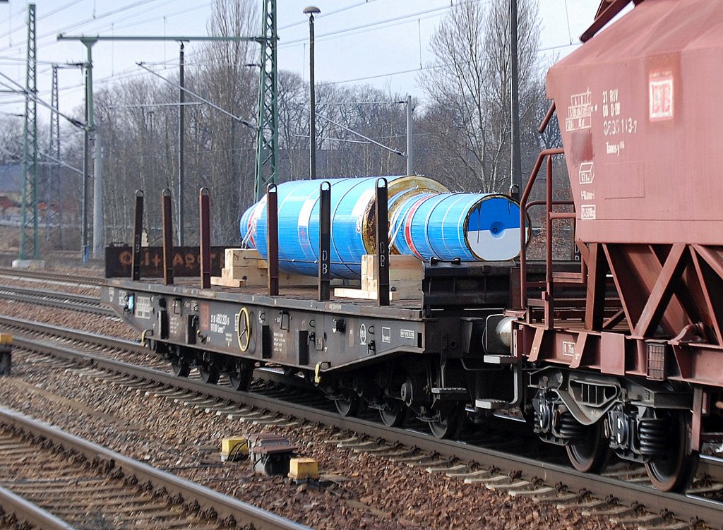 Schwerlastwagen mit sechs Rads�tzen der DB mit einem Maschinenteil? beladen, Nr. und Typ des Wagen nicht entzifferbar auf dem Bild, 09.02.11 Bhf. Flughafen Berlin-Sch�nefeld.