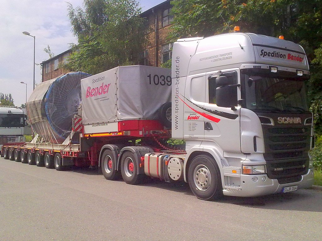 Schwerlastzug der Sped. Bender, eine SCANIA R560 Zugmaschine mit Ladebr�cke und ich denke mal Turbine als Beladung aus den ALSTOM Werken in Berlin-Wihelmsruh, 03.08.11