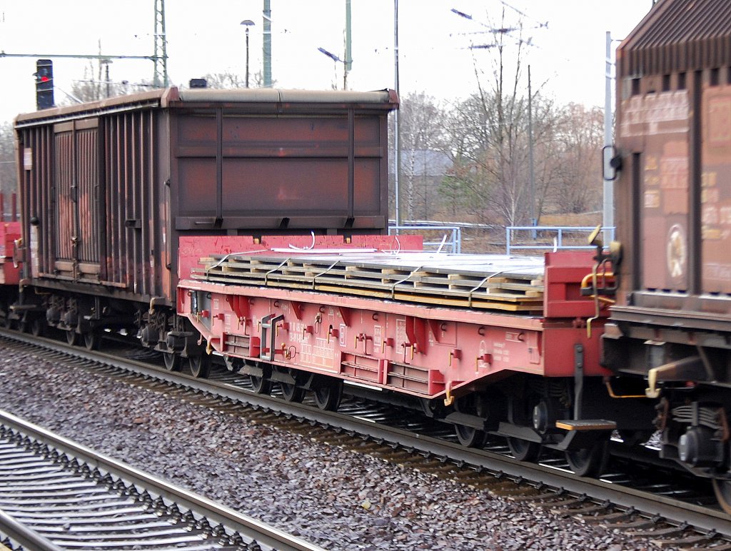 Schwertransport Drehgestell-Flachwagen der DB vom Typ Samms 489 mit Stahlplatten beladen am 29.12.11 Bhf. Flughafen Berlin-Sch�nefeld.