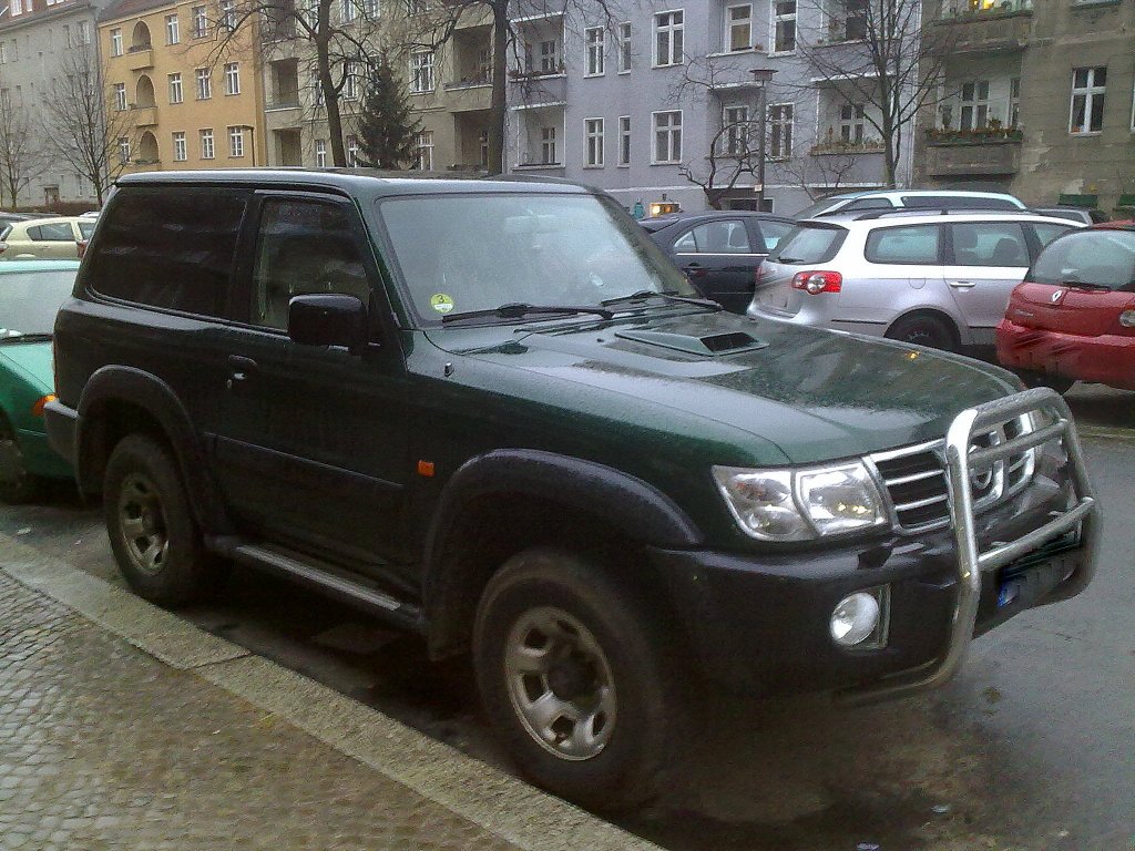 Schwierige Typzuordnung, vielleicht USA Exportmodell von Nissan?, ein Nissan Pathfinder (steht auf dem Heck) mit Fronthaube eines Nissan Terrano und als Dreit�rer, auf jeden Fall ein ansprechendes Gel�ndefahrzeug in dunkelgr�n, 27.02.12 Berlin-Pankow.