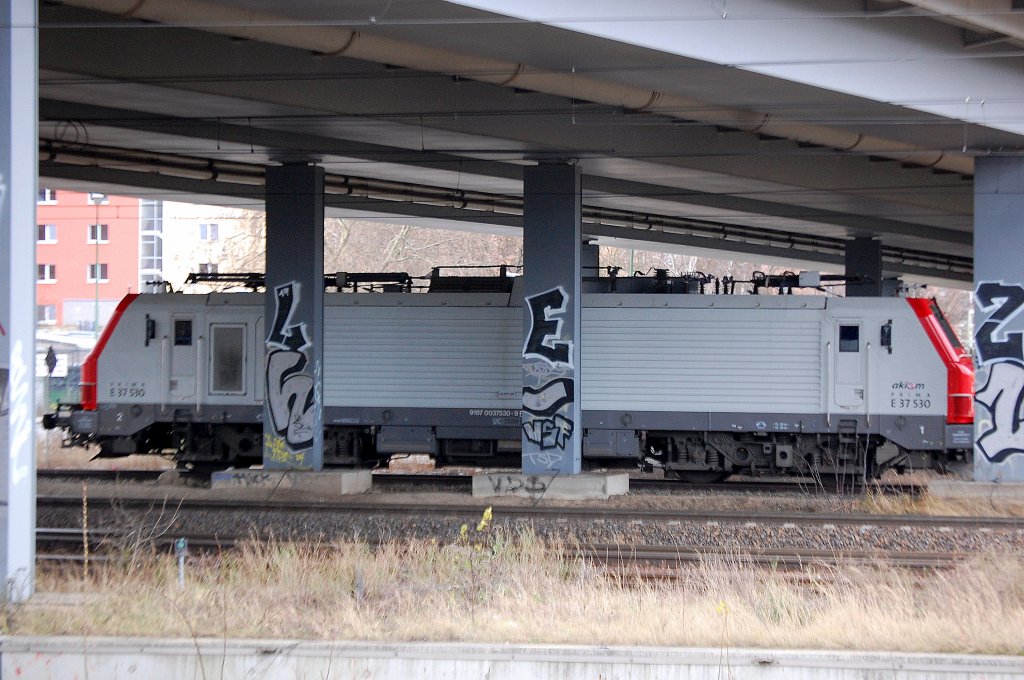 Sehr �rgerlich, da hat man eine Lok wirklich ung�nstig abgestellt. Die Alstom Prima Lok E 37 530 (9187 0037530-9 F-VC) vermietet an CTL, ich sehe sie zum ersten Mal in Berlin steht abgestellt unter der Putlitzbr�cke in Bereitschaft f�r einen Containerzug im Berliner Westhafen, 06.01.12