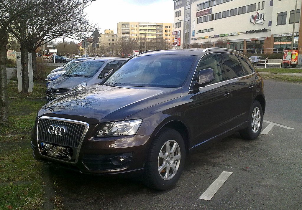 Seit 2008 auf dem Markt der kleinere Bruder des gro�en Q7 der SUV Q5 TDI von Audi hier in dunkelbraun, 10.01.12 Berlin-Pankow.  