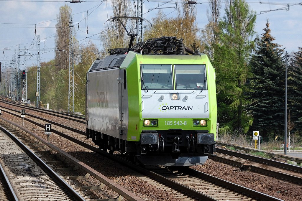 Seit einiger Zeit nun schon in gr�nwei�er Farbgebung von CAPTRAIN, die 185 542-8 (91 80 6185 542-8 D-CTD) �berraschend aus Richtung Bernau kommend auf Leerfahrt Richtung Karower Kreuz Berlin, 23.04.12