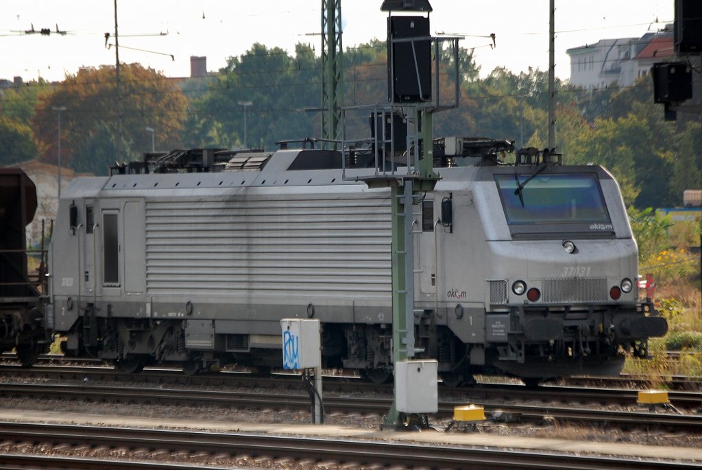 Seit einiger Zeit �fter auch in Berlin zu sehen im Einsatz f�r die Containerz�ge der Containerterminal des Berliner Westhafen, die akiem Mietlok 37031 f�r das franz�sische Unternehmen ECR (Euro Cargo Rail SAS) in Bereitschaft abgestellt Berlin Beusselstr., 26.09.12