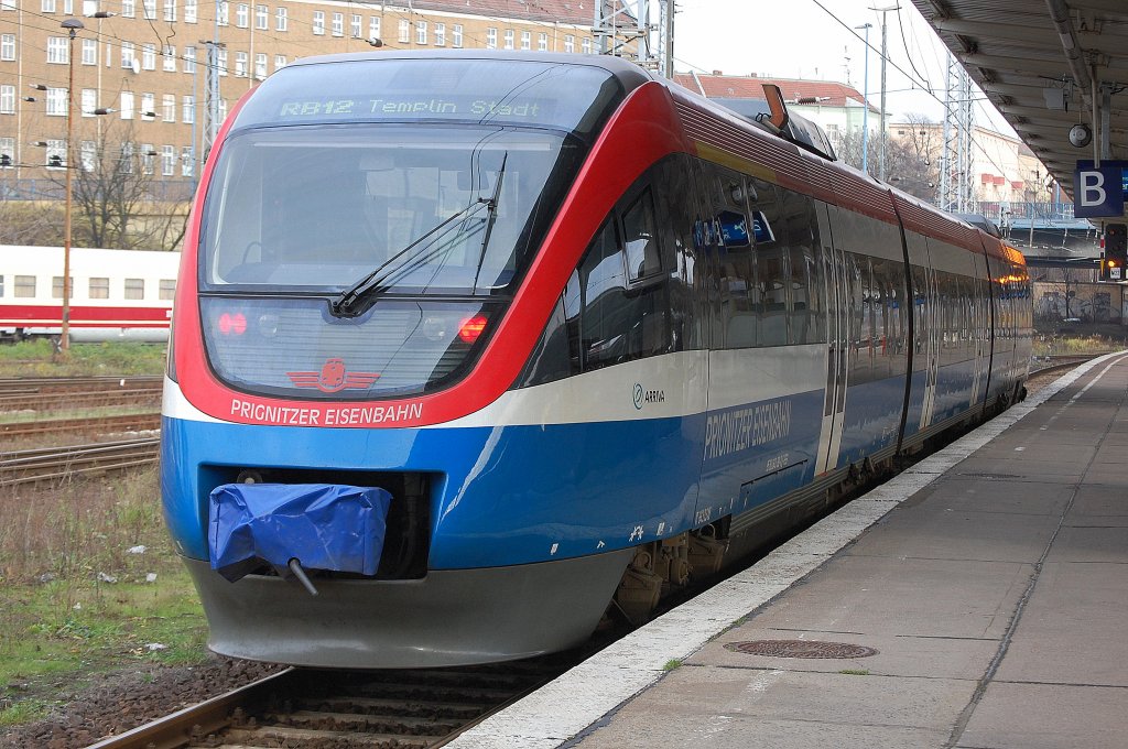 Seit einiger Zeit setzt die PEG auch ihre TALENT Triebz�ge auf der Strecke RB12 von Berlin Lichtenberg nach Templin ein, im Bild der Triebzug VT 643.03 BD (95 80 0643 860-9 + 95 80 0643 ???-? D-PEG, Bj.2003), 20.11.10 Bhf. Berlin-Lichtenberg. 
