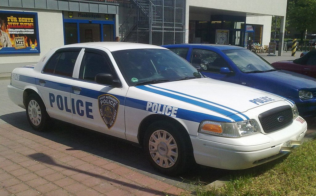 Seit einiger Zeit in unserer Gegend (Berlin Pankow) unterwegs im Farbgewand der US-Police New York/ New Jersey  unterwegs ohne Blaulichtaufsatz, der allseits bei US-amerikanischen Polizeidistrikten in den verschiedenen Staaten beliebte FORD Crown Victoria, ein wohl sehr zuverl�ssiger Wagen auch zum Teil wohl im Taxieinsatz in den USA, Juni 2013
