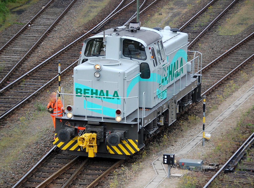 Seit Fr�hjahr 2010 in den Farben der BEHALA (fr�her orange), die Lok 10 ((KM, Bj.1966, Typ M800BB) beim Rangieren im Berliner Westhafen, 27.05.10