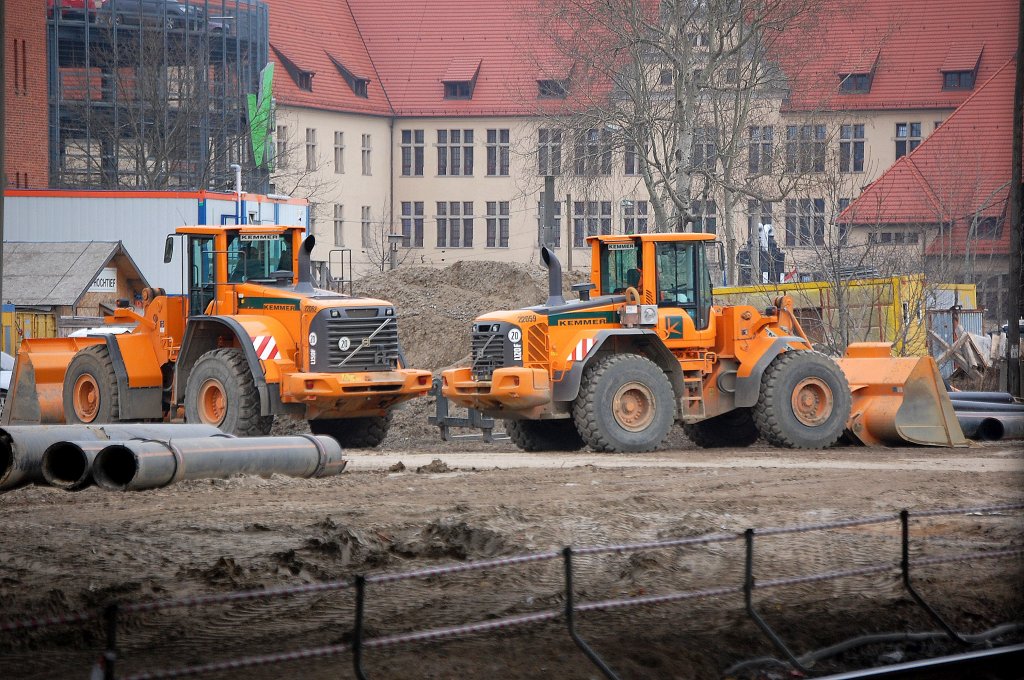 Seit Jahren t�tig, die beiden gro�en VOLVO Radlader links L150F rechts L120F der Baufirma KEMMER am 16.02.11 Gro�baustelle Berlin-Ostkreuz.