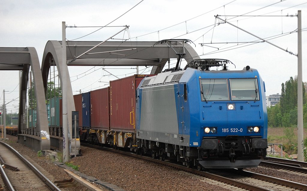 Seit l�ngerem auch f�r ITL t�tig, 185 522-0 (91 80 6185 522-0 D-ITL) mit Containerzugleistung (die zweite ITL Containerzugleistung an diesem tag Mittags) Richtung Innenstadt, 07.05.12 Berlin-Pankow. 