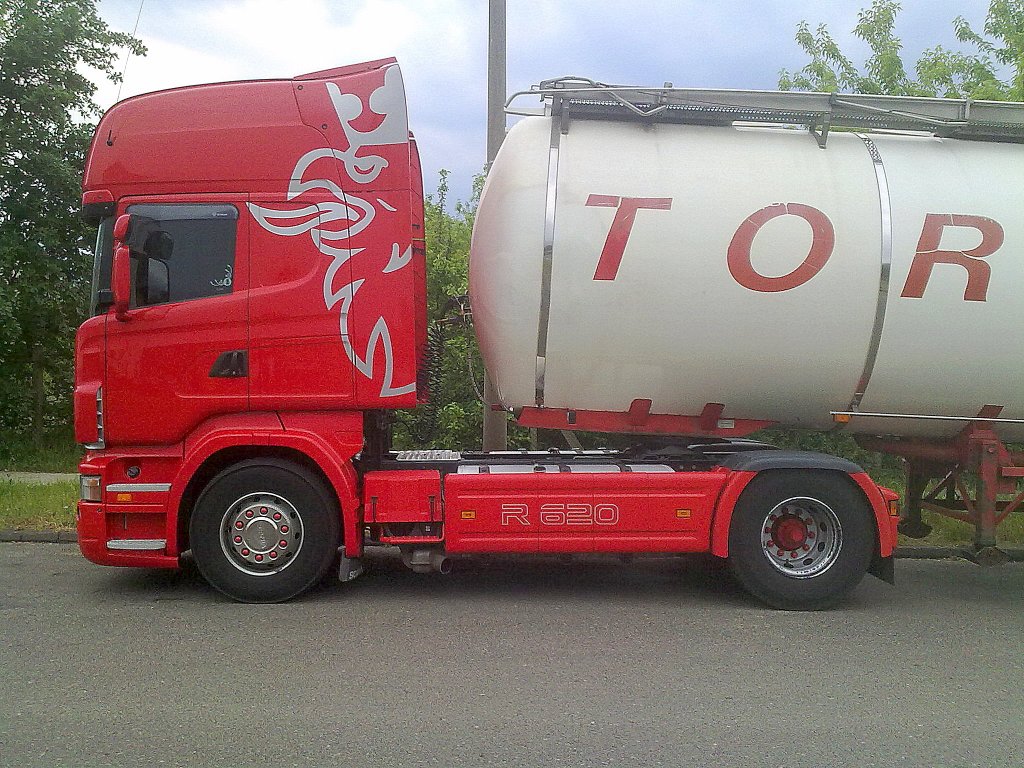 Seitenansicht einer SCANIA R620 Zugmaschine, Mai 2011 Berlin-Pankow.
