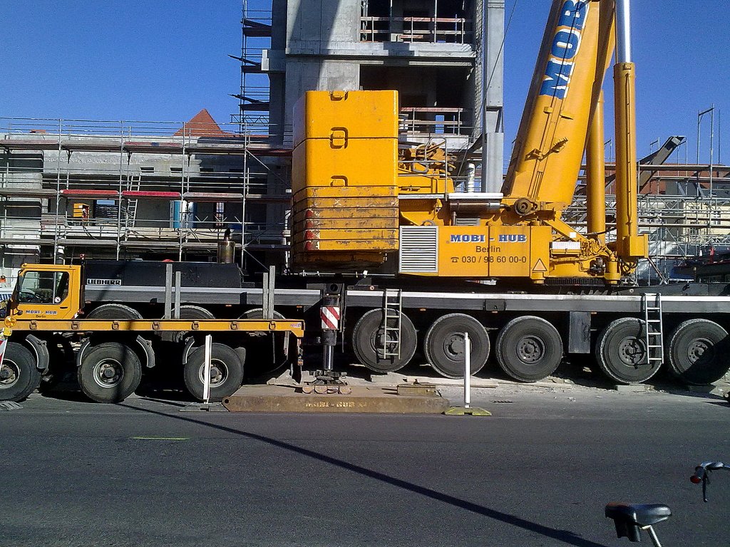 Seitenprofil durch Begleit-LKW verdeckt, der achtachsige LIBERHERR LTM 1500 von der Fa. MOBI-HUB am 26.03.12 Berlin-Pankow.