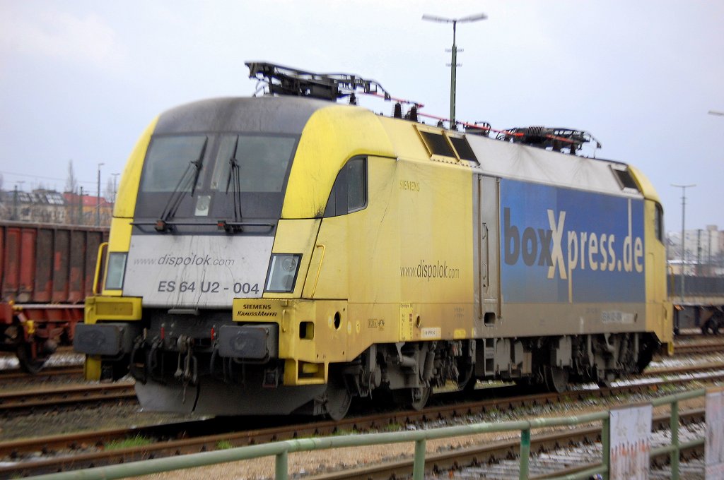 Seltener Gast in Berlin, MRCE Dispolok ES 64 U2-004 (91 80 6182 504-1 D-DISPO, Bj.2004) der Fa. boxXpress im Berliner Westhafen, 11.02.09  