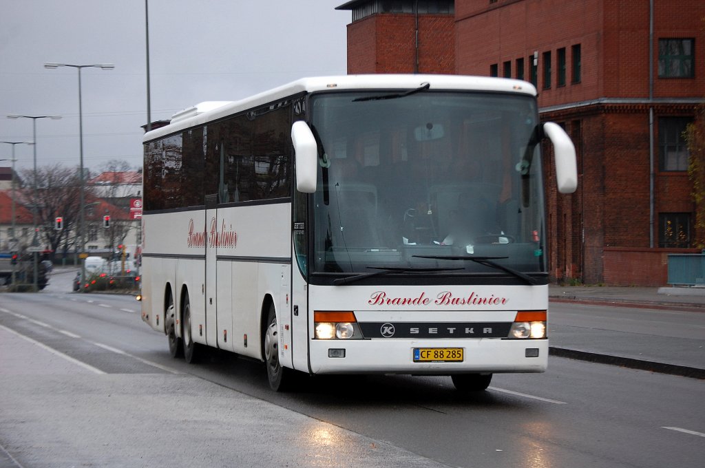 SETRA S 317 GT-HD der d�nischen Fa. Brande Buslinier, 30.11.12 Berlin Putlitzbr�cke.