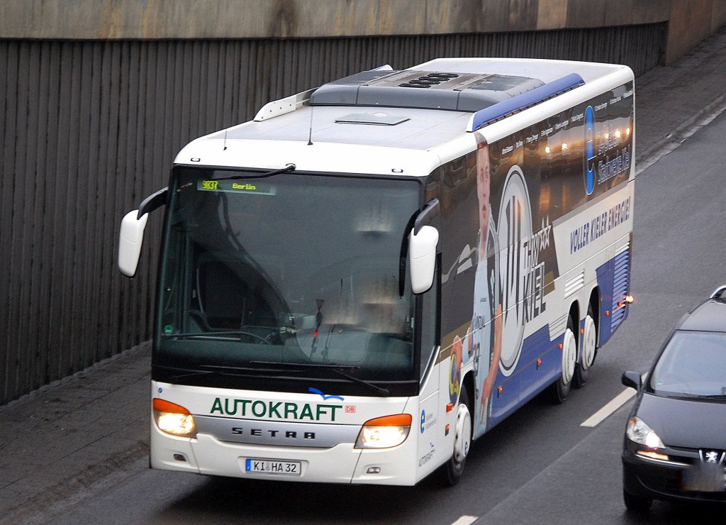 SETRA S 415 HD Reisebus der Fa. AUTOKRAFT und m�glicherweise der Mannschaftsbus vom Handballverein THW KIEL, jedenfalls seitlich mit dem Mannschaftsemblem verziert, 13.01.11 Berliner Stadtautobahn H�he Knobelsdorffstr.