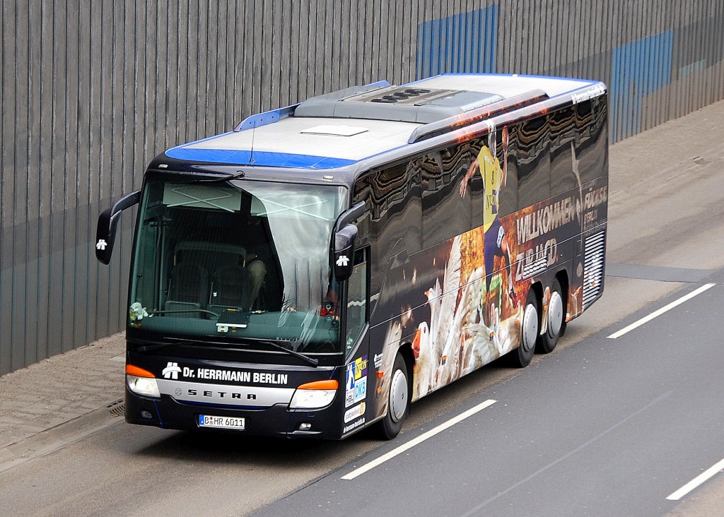 SETRA S 417 HDH der Fa. Dr. HERRMANN BERLIN mit Vereinsemblem der Berliner Handballmannschaft Reinickendorfer F�chse (wahrscheinlich der Vereinsbus?), 31.03.10 Berliner Stadtautobahn H�he Knobelsdorffbr�cke.