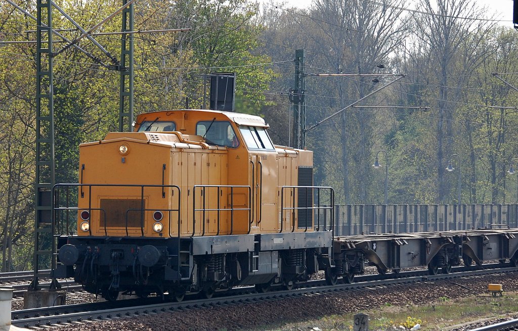 SGL Lok V 180.05 (92 80 1203 161-5 D-SGL, LEW Bj.1973) mit Ganzzug leerer Containertragwagen Richtung Nordosten, 24.04.13 Berlin-Jungfernheide.