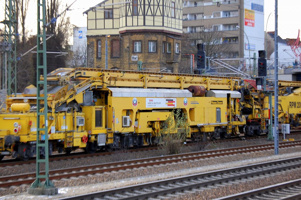 Sicherlich einer der interessantesten Gleisbauz�ge den ich in diesem Jahr ersp�ht habe mit den wahrlich l�ngsten und gewaltigsten Gleisbaumaschinen in Deutschland neben einigen Gleisumbauz�gen, 30.11.10 Berlin-Beusselstr.