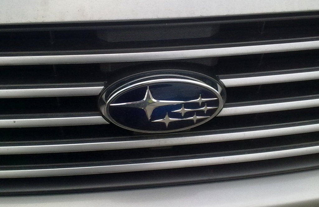 Sicherlich optisch eines der sch�nsten PKW-Fahrzeuglogos, die STERNE des japanischen Fahrzeugherstellers SUBARU, gegr�ndet 1954 entstand das Logo thematisch zum Sternhaufen der Plegaden (jap. SUBARU = sich zusammen tun) dem Namen des ersten gebauten Fahrzeugs des Unternehmens.  