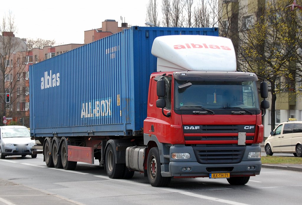 Sieht fast ein wenig �berproportioniert aus, die kleine DAF CF Zugmaschine mit dem gro�en Container auf dem Auflieger, der aus Holland kommende Sattelzug der Fa. alblas, 10.04.12 Berlin-Beusselbr�cke.