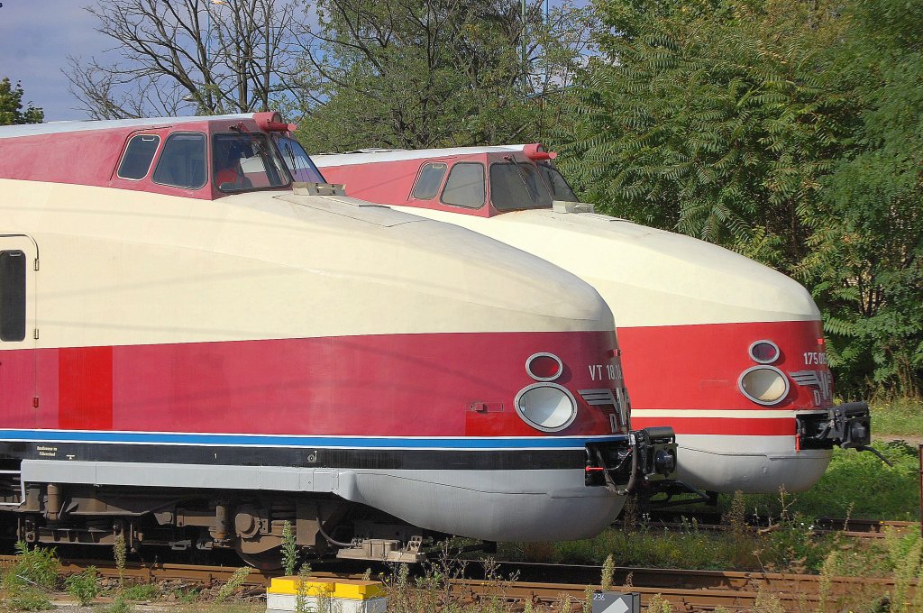Sieht man auch nicht alle Tage, ein Zusammentreffen der alten DDR Schnellz�ge SVT 175, im Vordergrund der Triebkopf VTa 18.16.10 im Hintergrund der Triebkopf des 175 016-5, 01.10.10 Bhf. Berlin-Lichtenberg.