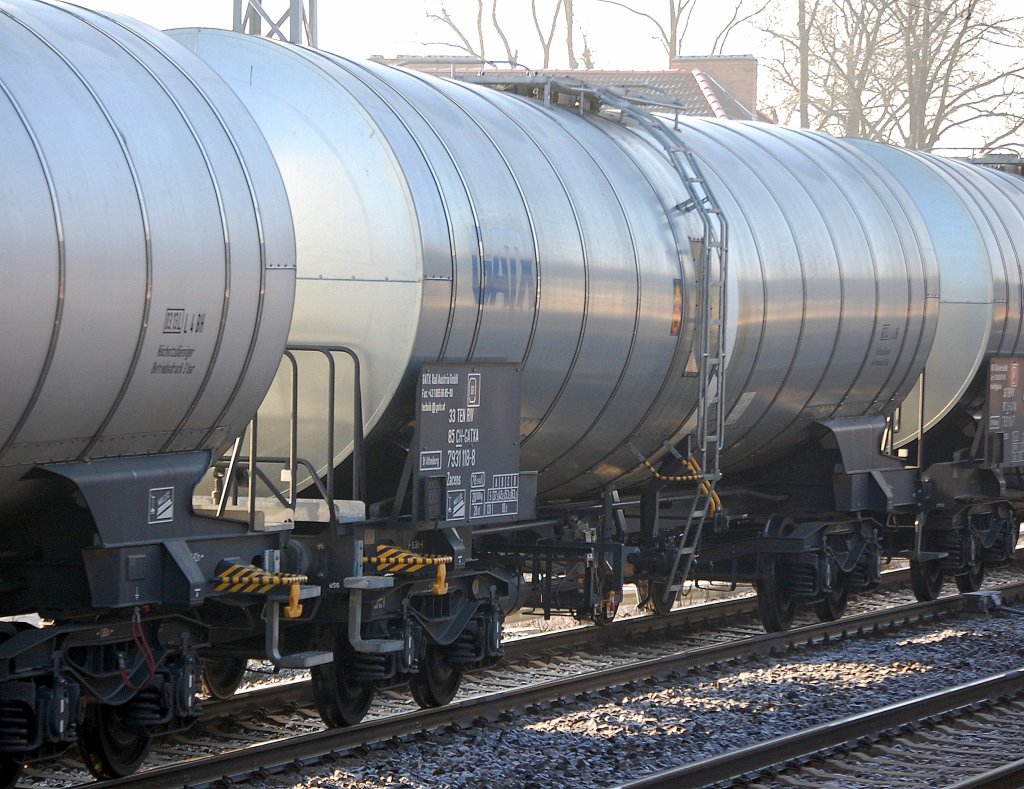 Silberner Kesselwagen vom �sterreichischen Einsteller GATX mit schweizer Zulassungsnummer 33 TEN RIV 85 CH-GATXA 7931 118-8 Zacens Bf. Altenburg am 29.01.11 in einem Ganzzug gleichartiger Wagen in Berlin-Karow.