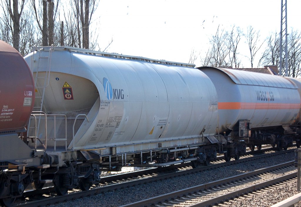 Silowagen vom Einsteller GATX (KVG) eingestellt mit der Nr. 33 RIV 80 D-GATXD 9324 334-7 Uacs Bf. Altenburg, Ladegut: Terephthals�ure, 19.03.11 Berlin-Karow.