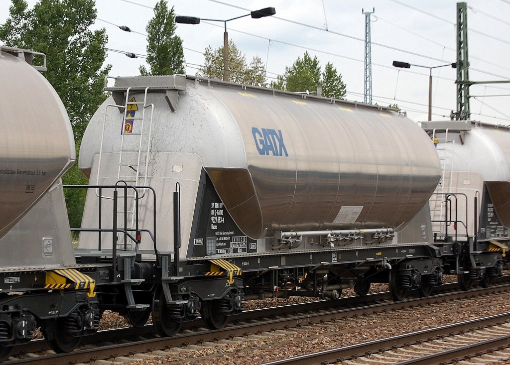 Silowagen vom Wageneinsteller GATX Germany mit der Nr. 37 TEN RIV 80 D-GATXD 9327 693-7 Uacns, 14.06.12 BHf. Flughafen Berlin-Sch�nefeld.