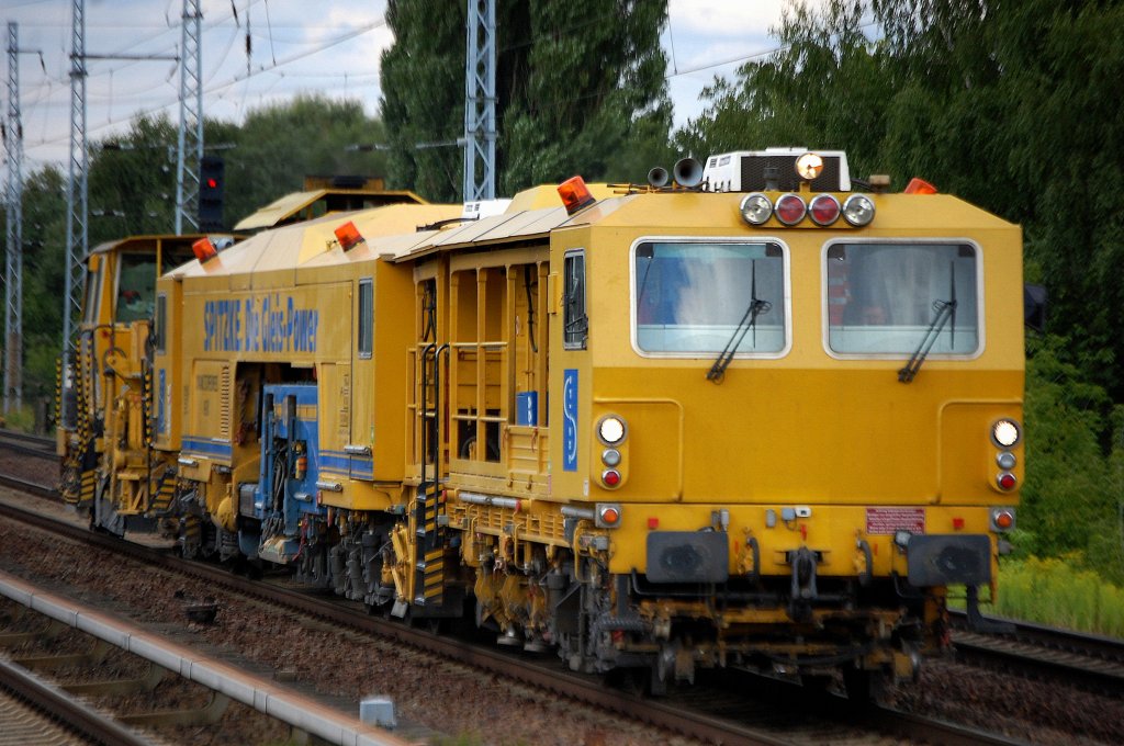 SLG Spitzke Logistik mit einem P&T DYNAMIKSTOPFEXPRESS 09-3X + Gleisschotterplaniermaschine Richtung Karower Kreuz Berlin am 13.08.13