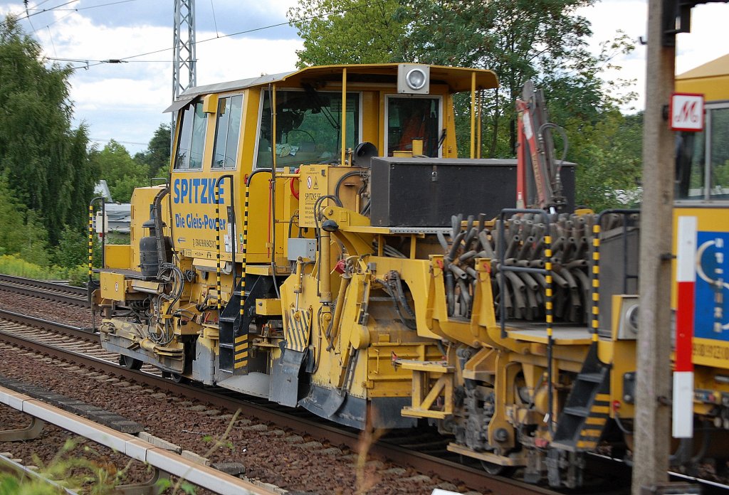 SLG Spitzke Logistik mit ihrer Gleisschotterplaniermaschine (D-SPAG 99 80 9425 017-??) hinter ihrem DYNAMIKSTOPFEXPRESS 09-3X am 13.08.13 Berlin-Karow.