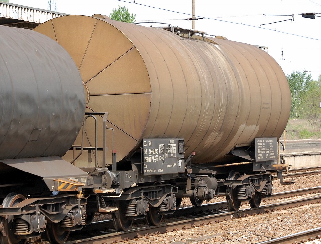 Slovakischer Heizoelkesselwagen vom Einsteller SLOV-VAGON a.s. eingestellt mit der Nr.33 RIV 56 SK-SLVAG 7860 071-9(P) Zas am 30.04.12 Bhf. Flughafen Berlin-Sch�nefeld.