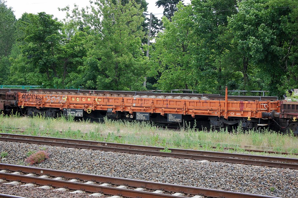 Slowakischer Drehgestellflachwagen mit Fertiggleiselementen beladen, eingestellt mit der Nr. 33 RIV 56 SK-SORTERA 390 0 140-3(P) Res Heimat Bahnhof: PARIS la Chapelle am 30.05.12 Berlin-Blankenburg.