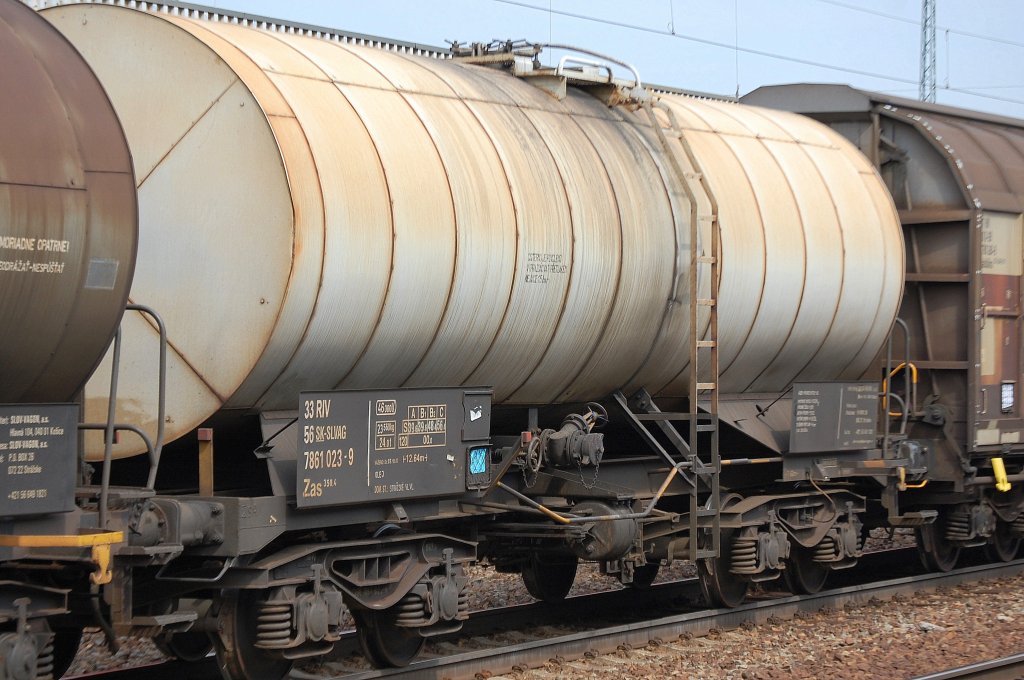 Slowakischer Kesselwagen eingestellt mit der Nr. 33 RIV 56 SK-SLVAG 7861 023-9 Zas 350.4 am 27.04.11 Bhf. Flughafen Berlin-Sch�nefeld.