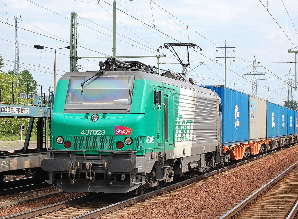 SNCF/FRET 437023, Leasinglok von ITL genutzt mit Containerzug bei der Durchfahrt im Bhf. Flughafen Berlin-SCh�nefeld, 19.05.11