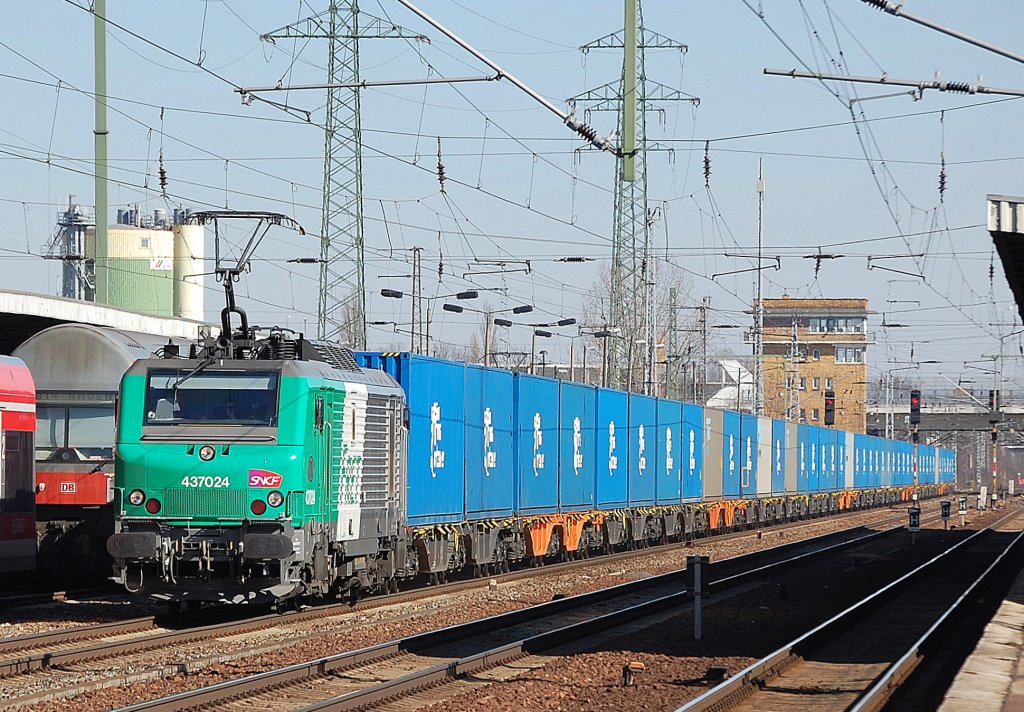 SNCF/FRET 437024 der ITL mit Containerzug (Blaue Wand) am 08.03.11 im Bhf. Flughafen Berlin-Sch�nefeld.